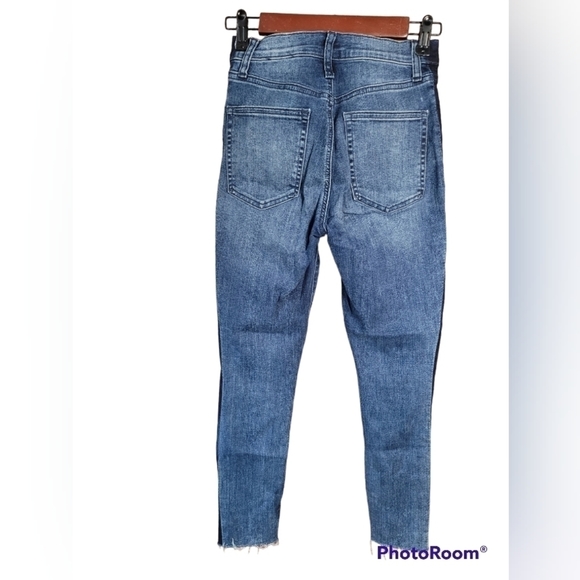 GAP True Skinny Jeans Women’s Size 26P – Blue with Dark Side Stripe - Picture 2 of 8